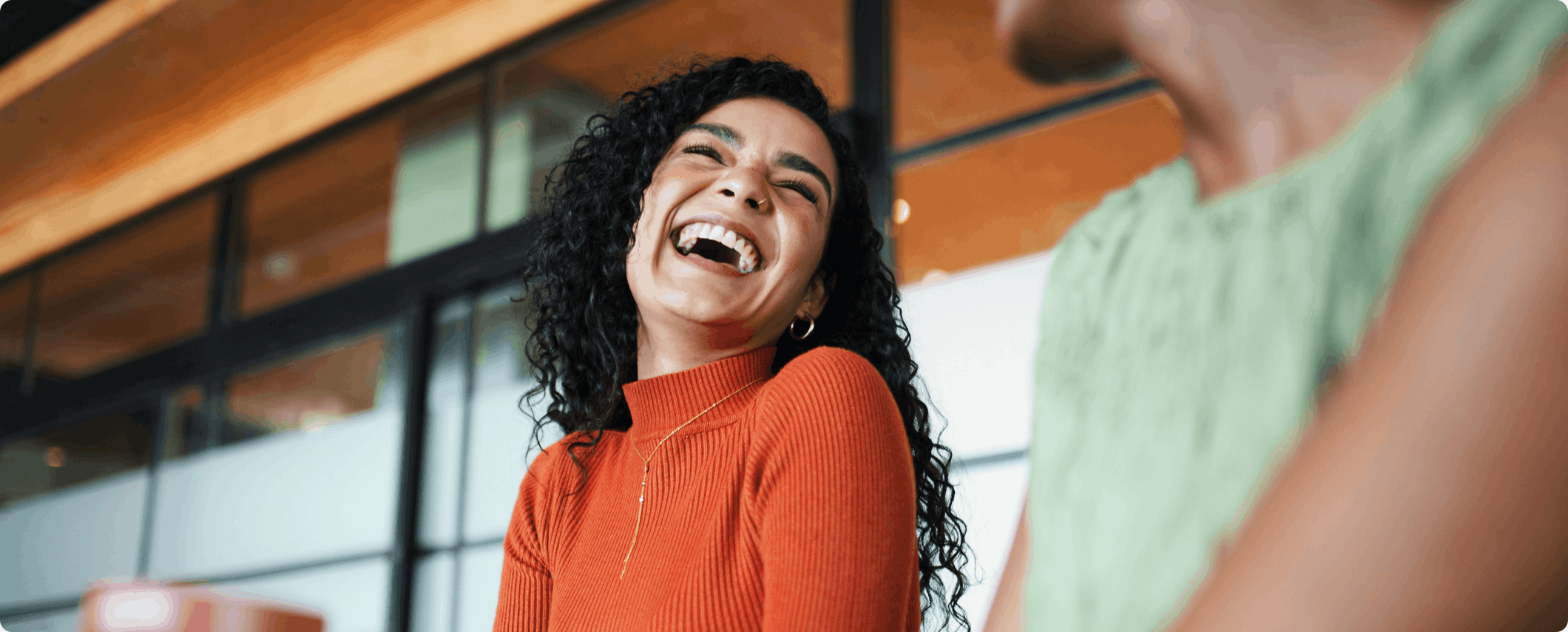 Uitbundig lachende vrouw, samen met een collega