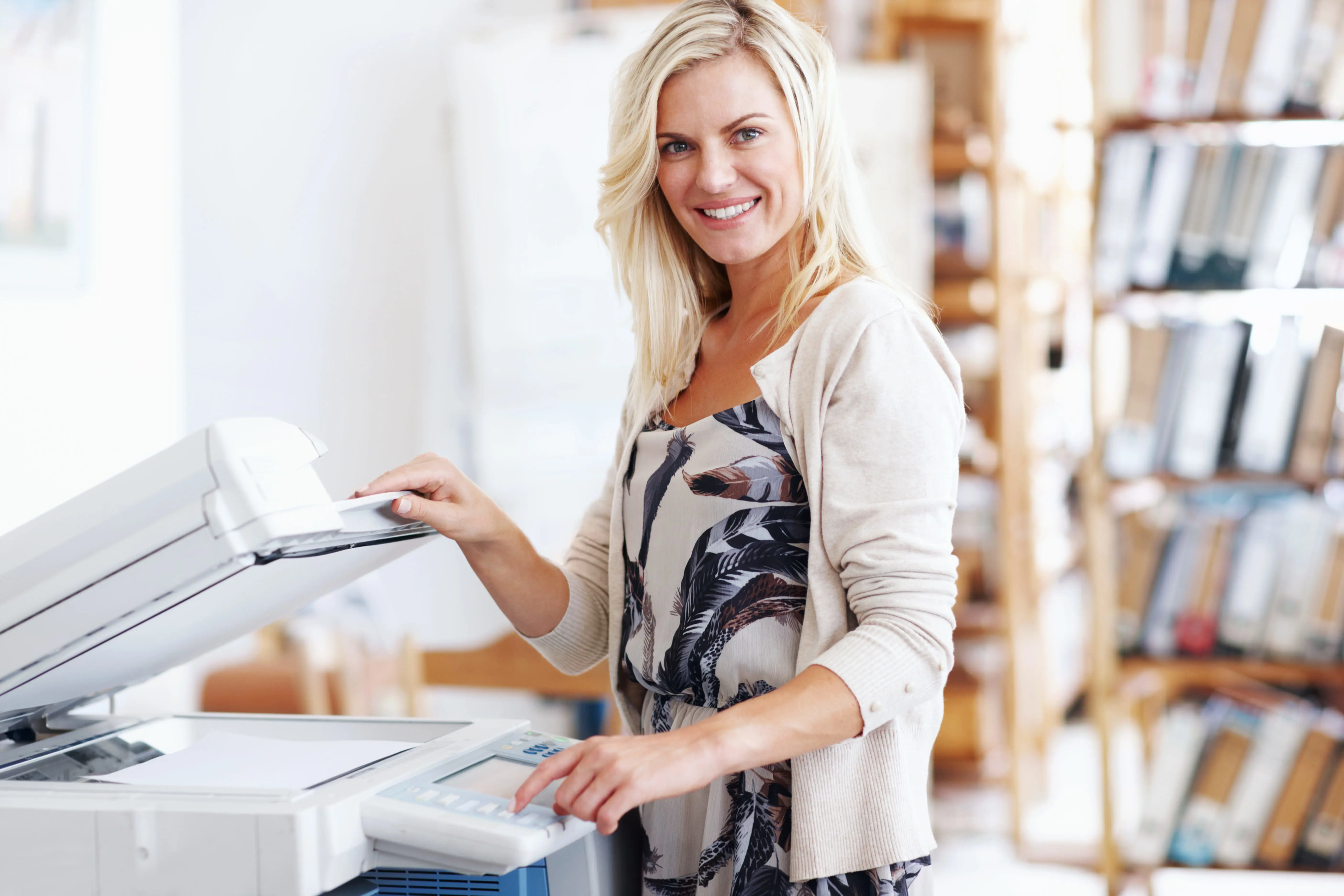 vrouw kopieermachine