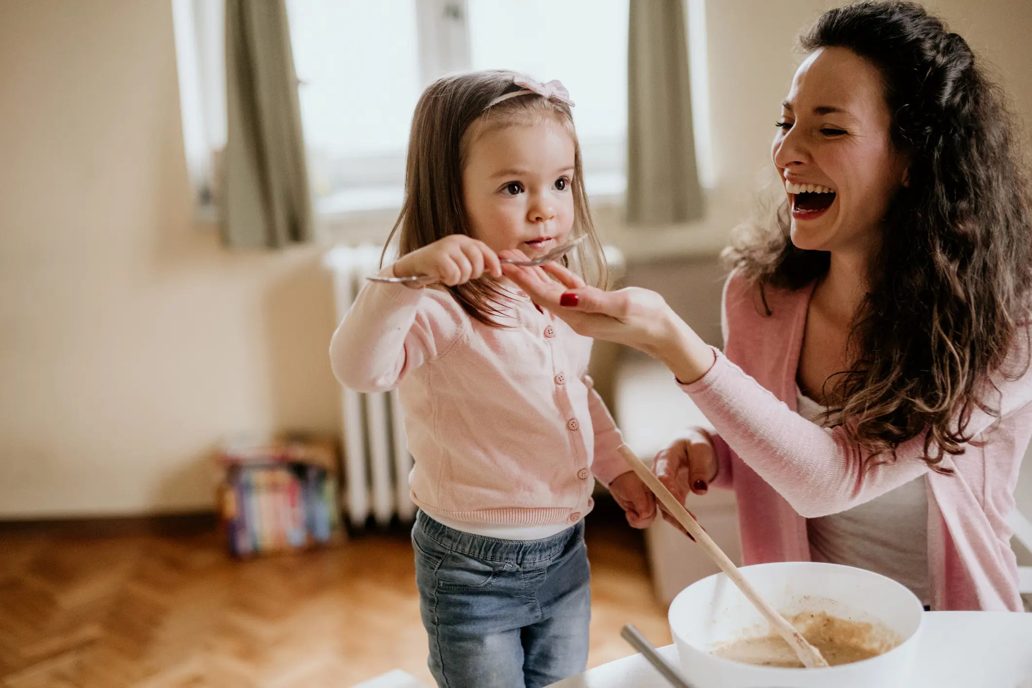 Mama die ontbijt met kind