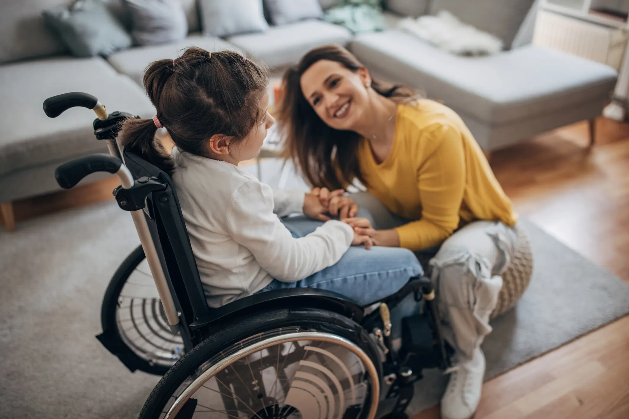 Kind in rolstoel met begeleider